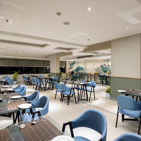 Presidency Airport Hotel Kochi Exterior foto