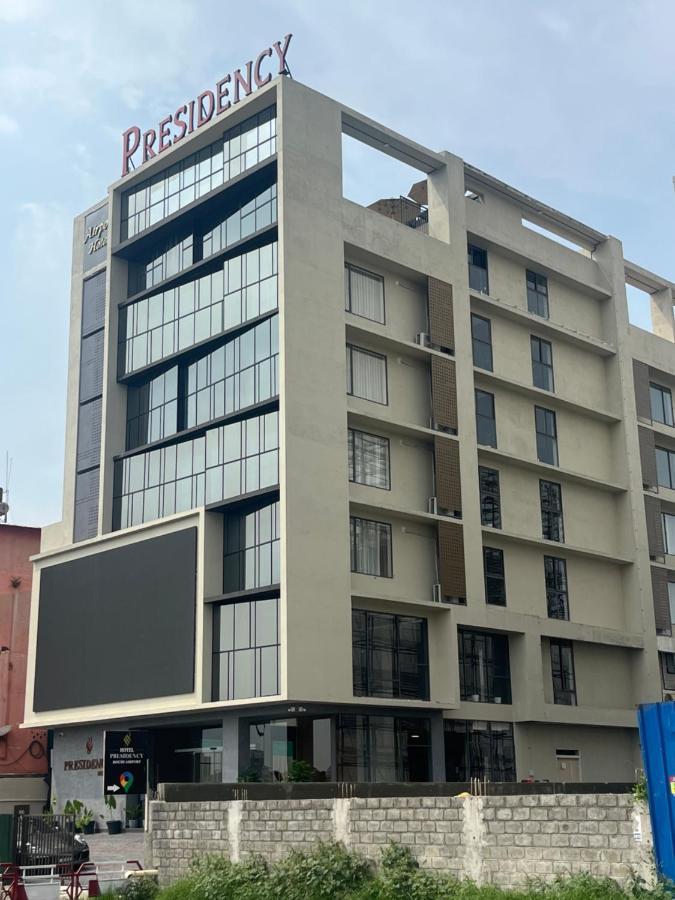 Presidency Airport Hotel Kochi Exterior foto