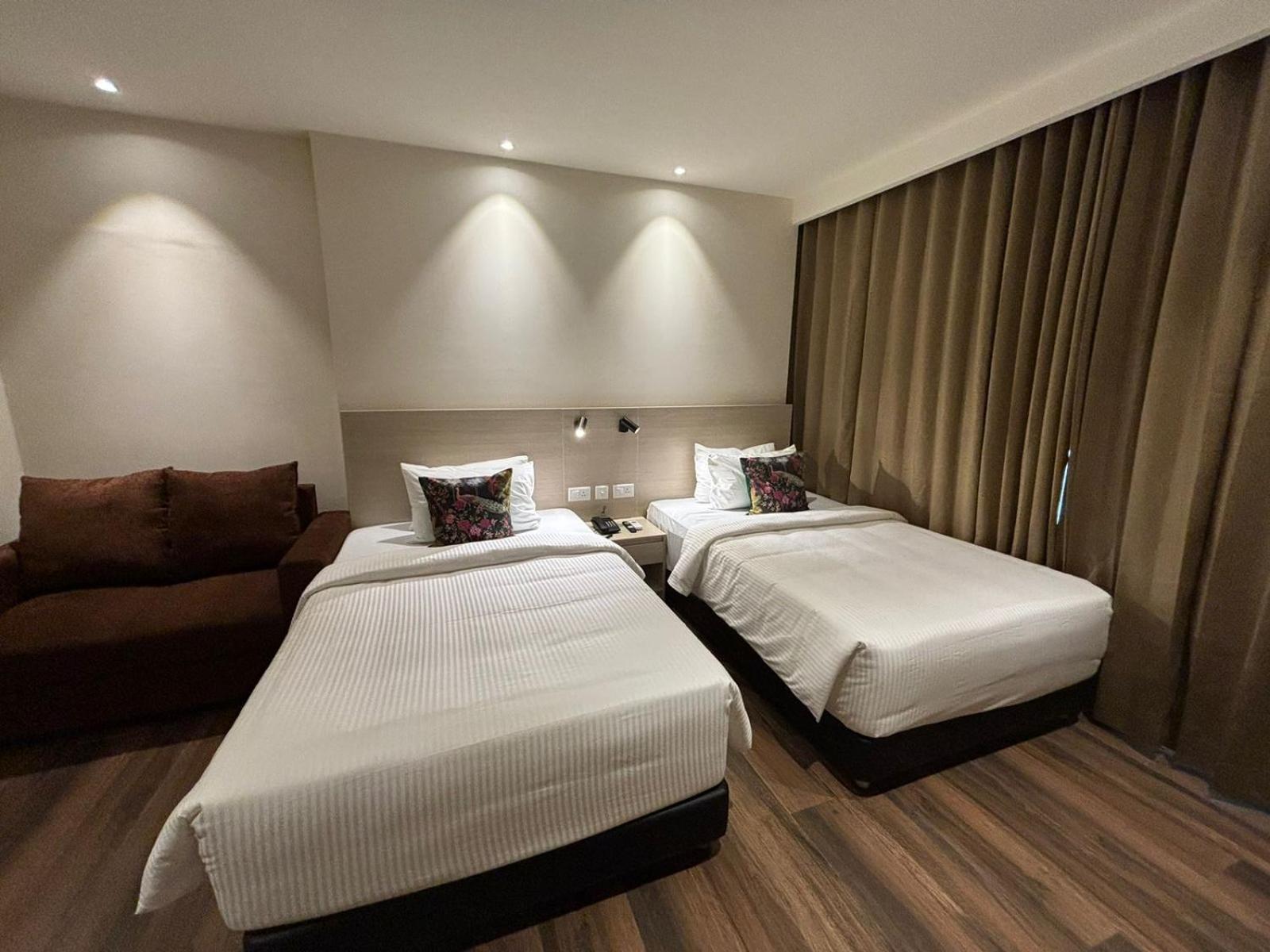 Presidency Airport Hotel Kochi Exterior foto